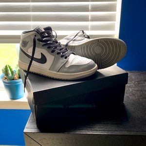 Air Jordan 1 Light Smoke Grey